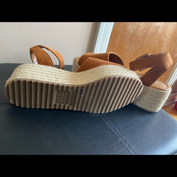 American Eagle Outfitters Platform Wedge. - Picture 2 of 2